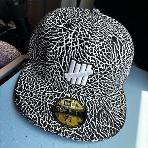 B/W NWT Undefeated x New Era 59FIFTY Fitted Cap (7 1/4) - All Over Pattern 🔥